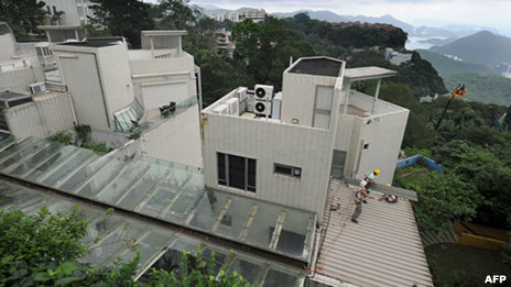 工人于香港特首梁振英位于维多利亚山顶的宅第拆除违章建筑（25/6/2012）