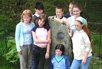 Plant o amgylch y llechen