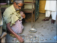 ملک تاج دن میں دو تین رتی سونا نکال لیتا ہے