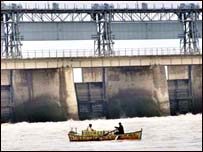 سکھر میں ہنگامی صورتحال کے پیش نظر شہر کے بندر وال کے علاقے سے لوگوں کو منتقل کیا جارہا ہے۔ 