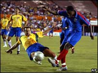 Dunga disputa bola com o haitiano Ulcena Richardson no amistoso em Miami