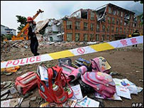 پشته ای از وسایل مدرسه 