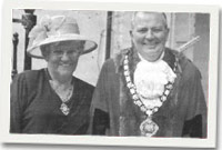 Y Maer Raymond Bartley a'i wraig 