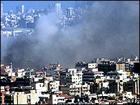 Fumaça sobe depois de ataque israelense no sul de Beirute