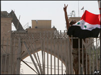 Soldado iraquiano em complexo abandonado por tropas britânicos