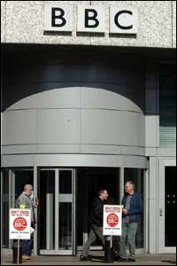 Nhân viên đình công đứng gác ngoài cửa trung tâm truyền hình BBC