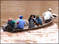 Đò chở khách sông (ảnh VietnamNet) 