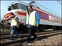 trabalhadores inspecionam rede de trens na França