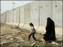 巴格达的社区之间的水泥墙