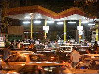 पेट्रोल स्टेशन पर कारों का जमावड़ा