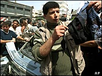 Palestinec ukazuje zakrvavené šaty, které prý pocházejí z výbuchu