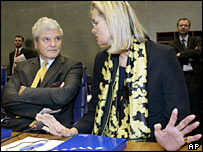 آسٹریا کی وزیرِ خارجہ ارسلا پلاسنک اور ان کے ساتھ آسٹریا کے یورپی یونین میں سفارتکار گریگر واشنیگ