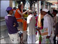 Setphen Louis Cooper, transexual britânico reverenciado na Índia, abençoa fiéis