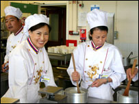 中国厨师在英国的厨房里