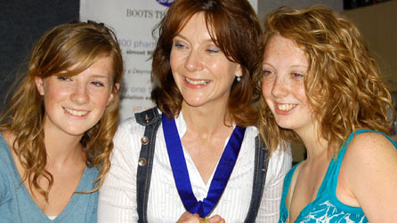 Mererid Hopwood gyda'i merched Miriam a Hanna
