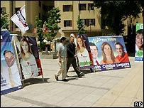 Cartazes de campanhas em rua de Santiago