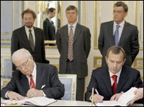 Архівні кадри: колишній віце-прем'єр Андрій Клюєв та голова ради директорів Vanco Джин Ван Дайк підписують історичну угоду