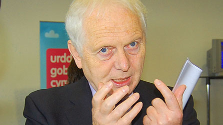 Syr Emyr - mynd i'r afael a'r ddadl