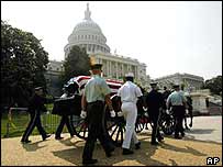 Soldados ensaiam para funeral de Reagan em Washington