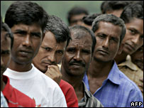 Lao động Ấn Độ xếp hàng trước trung tâm phát đồ ăn từ thiện ở Kuala Lumpur