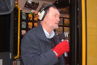 Ray Gravell yn darlledu ei raglen yn fyw o fws BBC Cymru yng Nghaerfyrddin, Hydref 2005