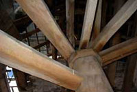 Edrych i fyny drwy'r grisiau cylchog