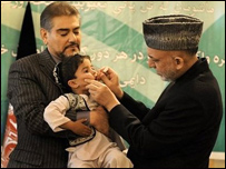 حامد کرزی ريس جمهور افغانستان با وزير صحت در حال چکاندن قطره به طفل 5 ساله