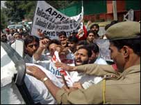 युवकों की हत्या के विरोध में प्रदर्शन