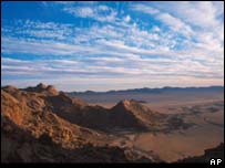 Paisagem da Namíbia: caçada continental ao avião roubado