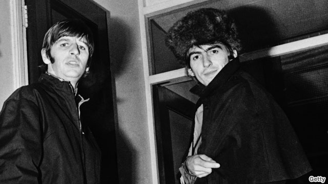 Getty Images - Ringo Starr và George Harrison (1943 - 2001) của The Beatles tới phòng thu EMI trên đường Abbey Road, 24/11/1966. (Photo: Larry Ellis/Express/Hulton Archive/Getty Images)