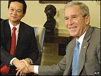 Nguyen Tan Dung com Bush