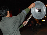 Fan Việt Nam với một 'công cụ' cổ vũ tự chế