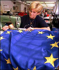 Costureira aplica estrelas na bandeira da União Européia