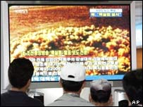 Nükleer denemeyi televizyonlardan izleyen Kuzey Koreliler