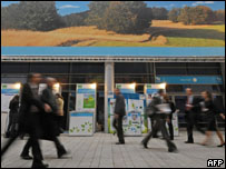 Participantes circulam pelos corredores de centro de conferências em Poznan (AFP)