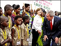 Tổng thống Bush được đón chào tại sân bay ở Cotonou