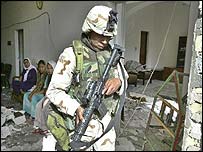 soldado americano em frente a Cruz Vermelha, atingida em atentado em Bagdá