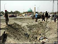 Cratera no local da explosão em Mahmudiya