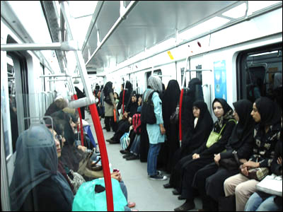 Bên trong toa xe điện ngầm