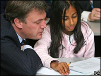 学校事务大臣鲍尔斯与学生