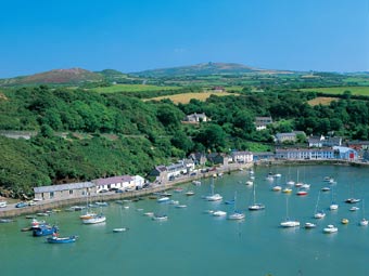 Cychod yn harbwr Abergwaun © Bwrdd Croeso Cymru