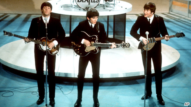 Paul McCartney, George Harrison và John Lennon. Ringo Starr ở phía sau.