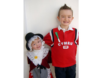 Jac ac Emily Price o Benybanc ger Rhydaman.