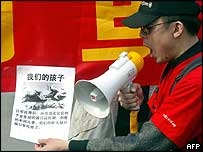 Japonya hükümetine tepki gösteren bir gösterici 