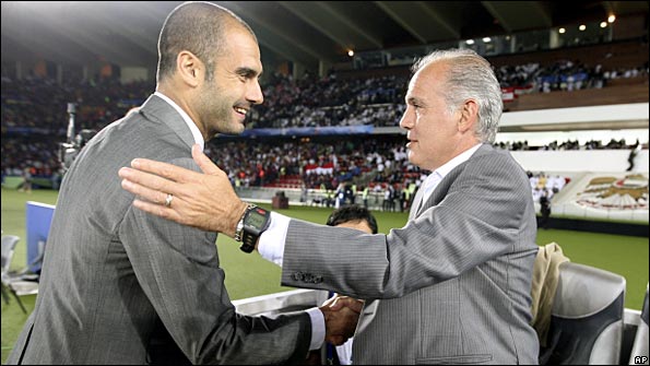 Sabella (left) talks to Barca boss Pep Guardiola before the World Club final