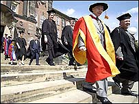 大部分雇主和学生都欢迎两年制学位课程