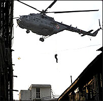 नरीमन हाउस की छत पर उतरते कमांडो