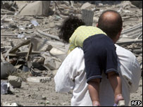 Libanês carrega filha nos ombros enquanto observa estrago causado por bombardeio em Beirute