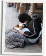 Person digartref ar y stryd