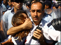 Polícia tenta conter manifestação perto do Parlamento turco, em Ancara